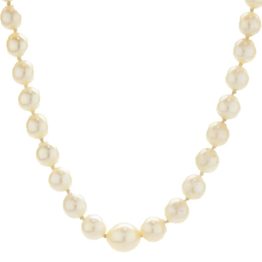 Graduated Pearl Necklace with 14 Karat White Gold Clasp