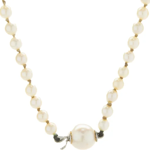 Graduated Pearl Necklace with 14 Karat White Gold Clasp